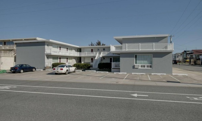 Stone Harbor Condominio | Unidad de eficiencia frontal del primer piso, lado derecho, esquina Mesas y sillas en el patio.