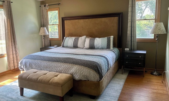 West Chicago Apartamento | 1st Floor In Single Family Home on 2.5 Fenced Acres