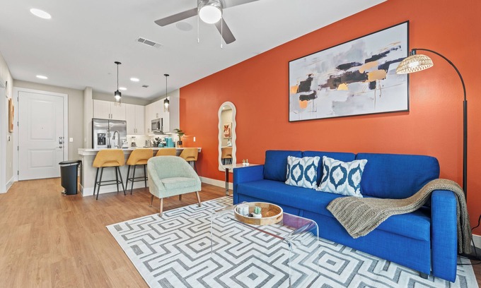 Fort Worth Apartamento | 1st Floor Modern Apartment in Ft Worth with a Private Yard, Parking, Pool & More