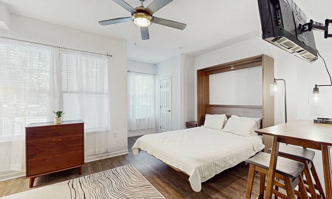 Goose Creek Apartamento | 1st Floor Studio in Pet Friendly Walkable Resort with Pools