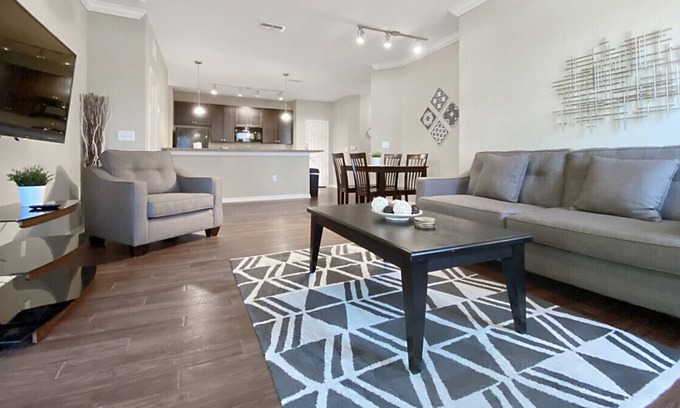 Lutz Apartamento | 1st Floor w/Private Garage, Near Hospitals & Pet Friendly!