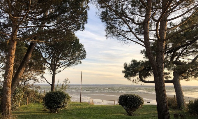 Taussat Casa | 1st Line large family villa, sleeps 22, heated swimming pool