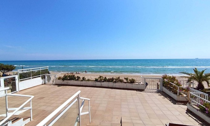 Tarragona Apartamento | 1a LINEA DE MAR. A 5m de la arena. SOL, RELAX PLAYA.