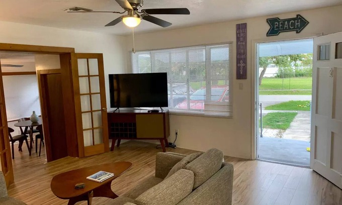 East Ocean Ave Apartamento | 2/1 Coastal Town Oasis ~ Minutes to the Beach
