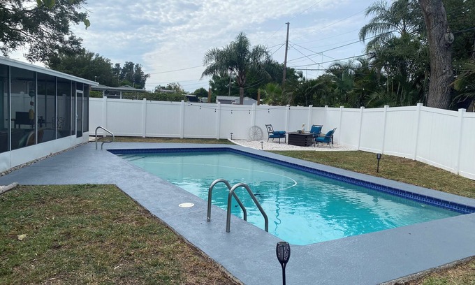 Dunedin Casa | 2/1 Pvt Pool home/ walk to Blue Jays stadium/ DT Dunedin. Golf Cart rental avail