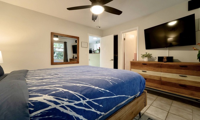 Poinsettia Heights Apartamento | #2: 1BR with Beach Gear and Strong Wifi