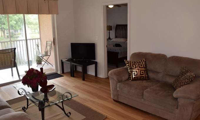 Palm River Estates Apartamento | 2/2 Condo in convenient North Naples location