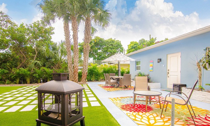 Juno Beach Casa | 2/2 Juno House near Beach/Intracoastal bring Boat Large outdoor area. NPB Pool