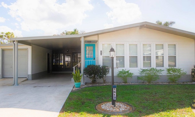 The Villages Casa | 2/2 on Golf Course - Community Pools & PET Friendly!