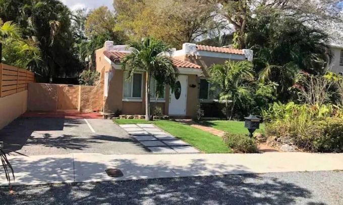 Victoria Park Cabaña | 2/2 Spacious Coconut Cottage - Near Las Olas Blvd