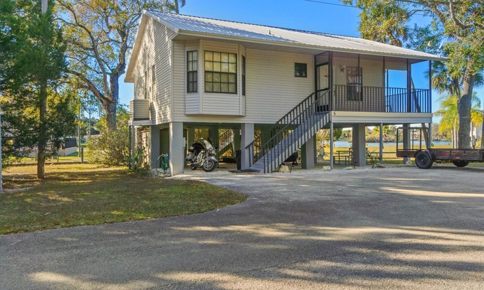 Homosassa Casa | 2,2 Stilted House on private peninsula. Renovated June '23.
