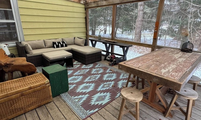 Harbert Casa | 2-3 nt min Serene Wooded lot fire pit hot tub screened porch