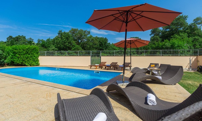 Cervar Apartamento | 2-4 persons, pool, only 200m from the beach, parking, quiet area.