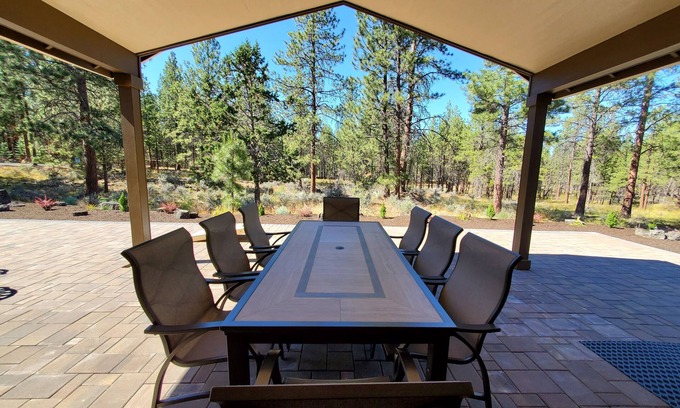 Deschutes River Woods Casa | 2.5 acres New single level home 7 bedroom 5 full bath 3,462 sqft forest views