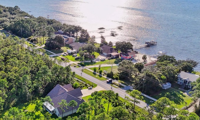 Gulf Breeze Casa | 2 Acre Retreat |Gulf Views |2 King Suites |Pet friendly |5BR Gulf Breeze Retreat |Near Navarre Beach