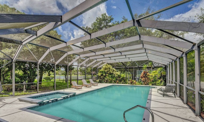 West Palm Beach Casa | 2 Acre Westwood Mansion with Pool, Lake, Jacuzzi, T-court & dock in Wellington