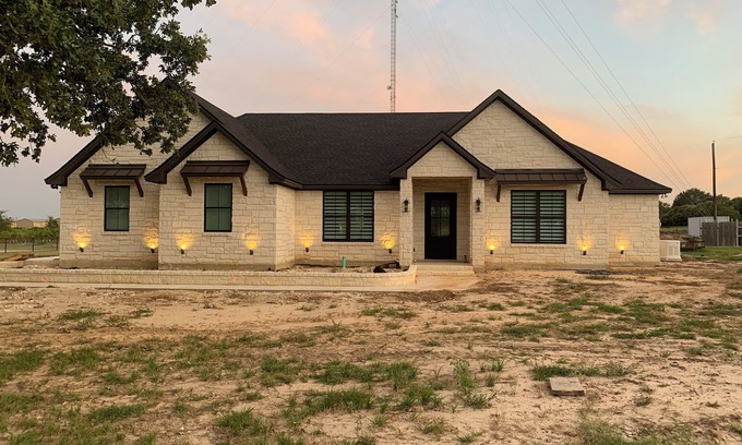College Station Casa | 2 acres, gated 5 miles to TAMU Patio with fire pit, tv, grill, sitting area