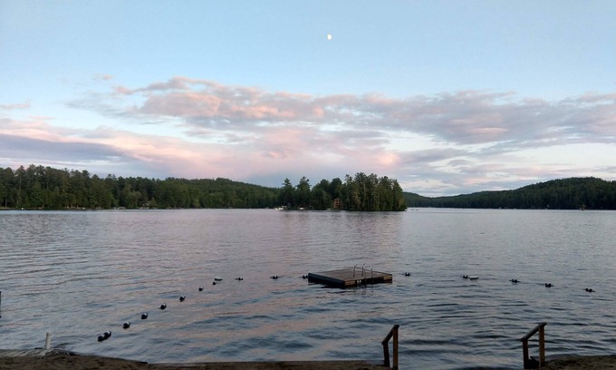 Chestertown Cabaña | # 2 Hillside @ Birchwood Cottages en Loon Lake. Frente a la familia amigable