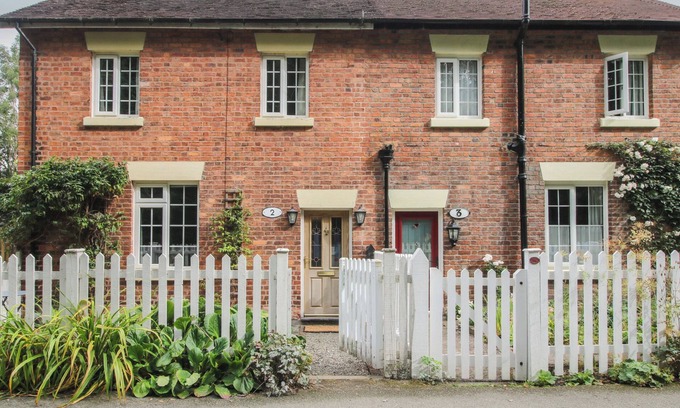 Chirk Bank Casa | 2 AQUEDUCT COTTAGES, pet friendly, character holiday cottage in Chirk