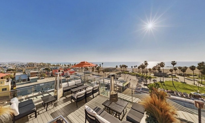 Venice Hotel | 2 Balcony Rooms w/ City View | Rooftop | Beach Vibe | Free Breakfast Daily