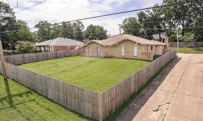 Fort Smith Apartamento | 2-bd, 2-ba apartment in a prime location of Fort Smith. WiFi, AC, TV, and more.