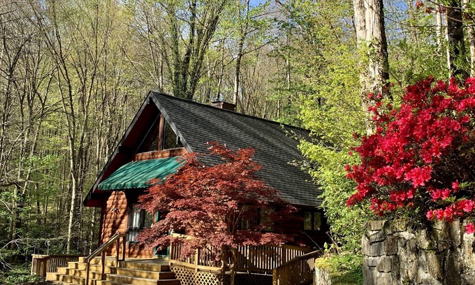 Maggie Valley Cabina | 2 Bd 2 Ba Cabin Aislado cerca de la ciudad Rushing Creek Apto para discapacitados Bañera de hidromasaje