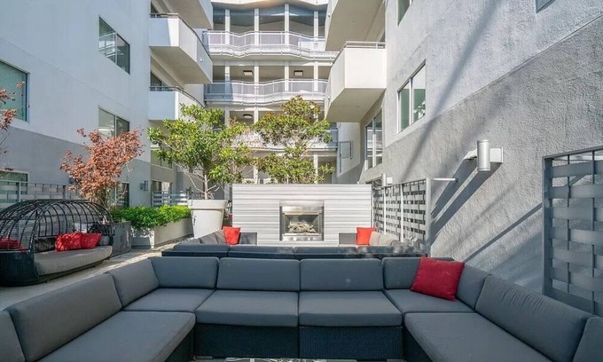 West Los Angeles Condominio | 2 BD Condo - Great Food - Close to UCLA + Samo