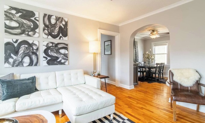 West Plaza Apartamento | 2 Bd Condo on the Plaza! | 2