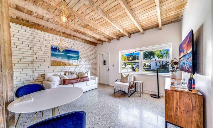 Del-Ida Park Historic District Casa | 2 BD Delray Beach Cottage walk to The Ave & beach