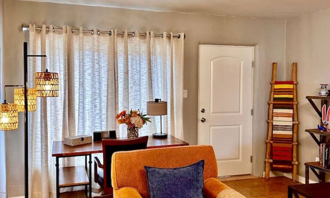 Las Cruces Apartamento | 2 bd w/lrg fenced yard 3 mins from farmers market