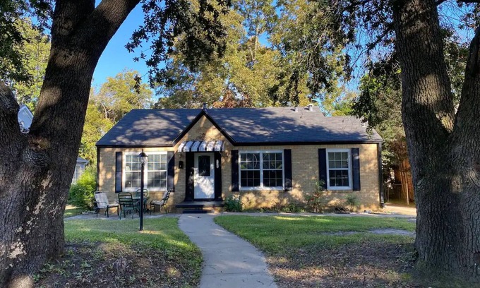 Tyler Cabaña | Entire Cozy Cottage Historical Tyler Azalea District