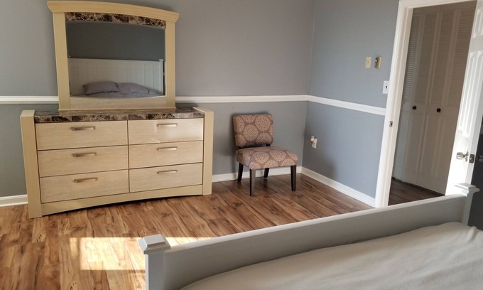 Lake Barcroft Condominio | 2-bdr Condo for a Professional Traveller