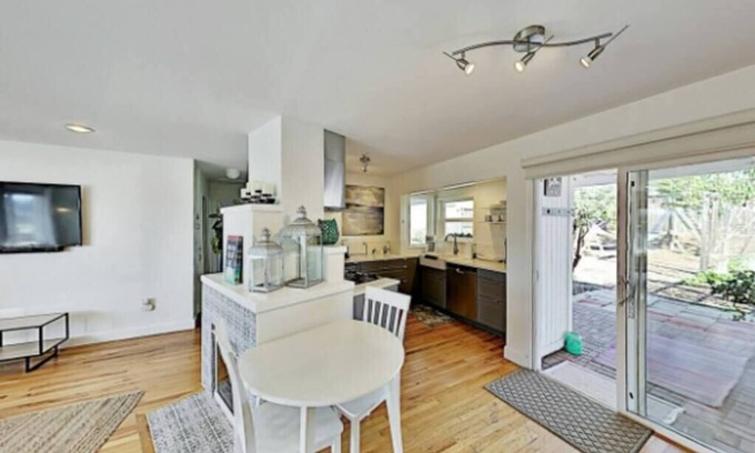 Bay Ho Casa | 2 Bdr Hidden gem w/backyard + AC