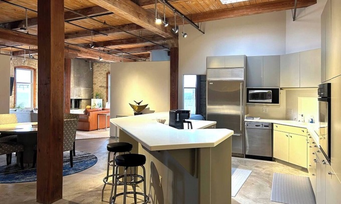 Fifth Ward Apartamento | 2 Bdr Penthouse with Fireplace