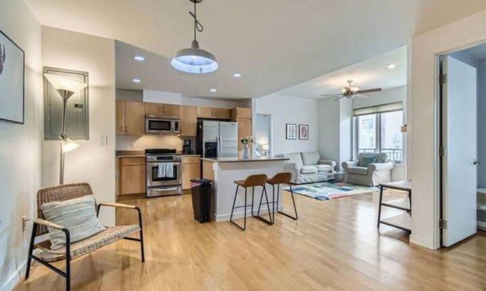 Central Boulder Apartamento | 2-BDR Retreat with Rooftop Pool & Gym