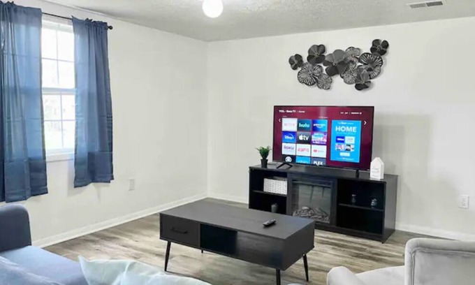 Indianapolis Casa | 2 Bdrm Guest Home, Large Property 10min/Lucas Oil!