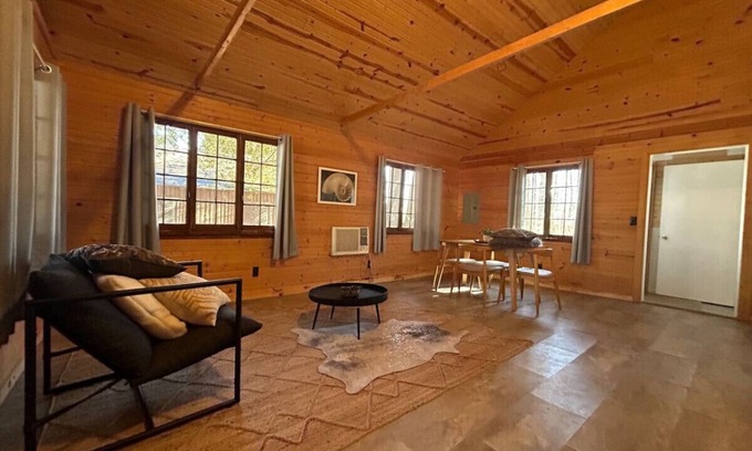 Applegate Cabina | 2 bdrm, hot tub, walk to beach