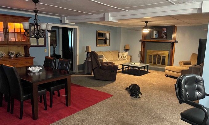 Dice Apartamento | 2 bdrm, sleeps 7 apartment. Pet friendly. Pool onsite. Outdoor grill. Hazard, KY