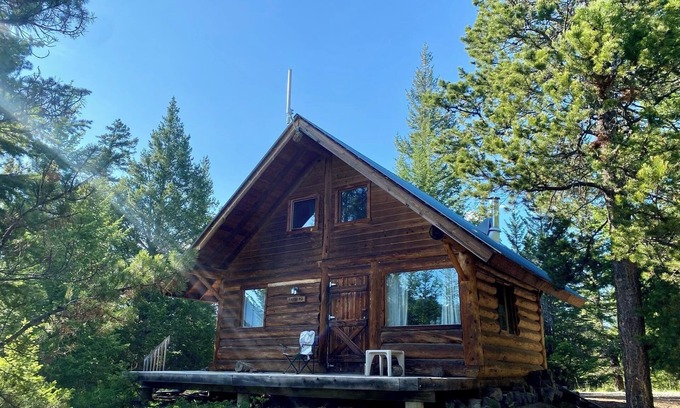 Tatlayoko Lake Cabina | #2 Beautiful modern log cabin in Tatlayoko Valley with an amazing view.
