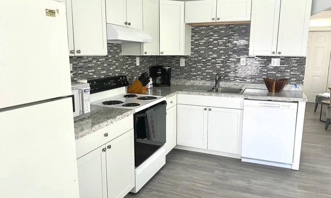 Hamilton Casa | 2 bed / 1.5 bath - Sleeps 6 -Comfy Hamilton home