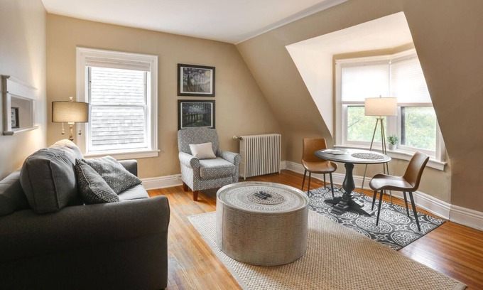 Albright Apartamento | 2 Bed/1 Bath Apartment, Fully Stocked Kitchen, Spacious, Premium City Location
