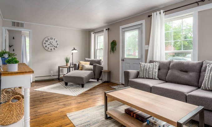 Sturgeon Bay Casa | 2 bed, 1 bath, Designated Workspace