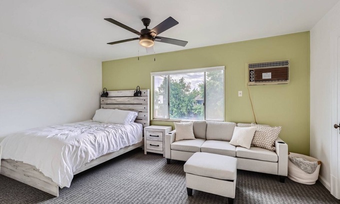 Washington Park West Casa | 2-Bed, 1-Bath Gem Near Wash Park Denver: Prime Location