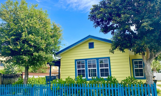 Mango Groves Cabaña | 2 Bed/1 Bath Historic Cottage Near the Beach w/ Pool-Bikes-WiFi-Cute & Cozy!