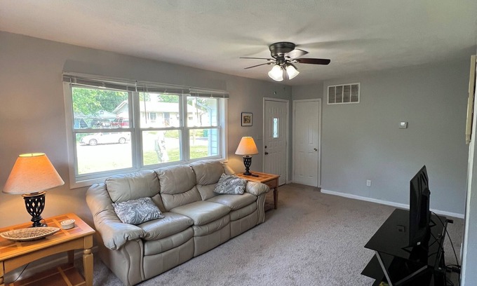 Springfield Casa | 2 Bed, 1 Bath + Office. Newly Renovated. Centrally located. Security Cameras.