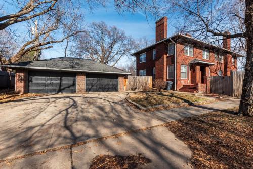 College Hill Casa | 2 Bed 1 Bath Property in College Hill with Garage