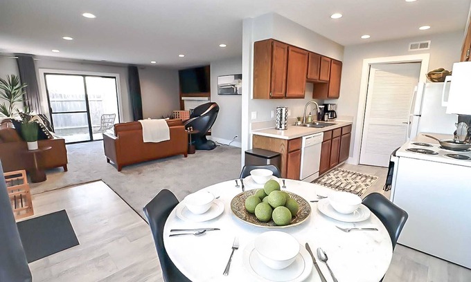 Lincoln Casa | 2 Bed,1Bath Massage Chair 5 Guests - South Lincoln