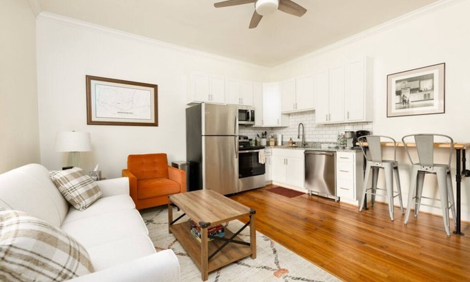 Downtown Greensboro Condominio | 2 bed 1bath modern and cozy condo in vibrant neighborhood downtown Greensboro