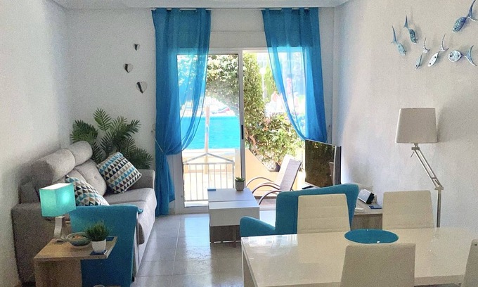 Los Alcázares Apartamento | Planta baja, frente a la piscina, apartamento de 2 habitaciones y 2 baños, Los Alcázares, Nr Beach WIFI