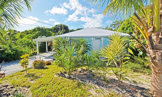 Spanish Wells Cabaña | 2 bed / 2 bath Cottage - 1 minute walk to the Beach - Quiet Neighborhood - Kayak